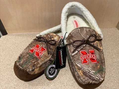 Nebraska Cornhuskers NCAA Men's Camo Moccasin Slippers Size Small (7/8)- NWT Cover