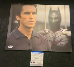 FOTO FIRMADA POR CHRISTIAN BALE 11X14 BATMAN CABALLERO OSCURO PSA/ADN AUTÉNTICA #AH48631 - Imagen 1 de 4