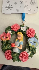 Disney Parks Alice im Wunderland mit Blumen Kranz Ornament NEU - Bild 1 von 2