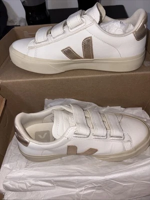 Talla 4 - Logo VEJA Recife Sin Cromo Blanco/Dorado Nuevo en Caja Foto 1 de 4