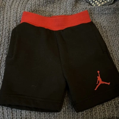 2T NIKE AIR JORDAN NIÑOS PEQUEÑOS PANTALONES CORTOS SUAVES NEGROS Y ROJOS Foto 1 de 4