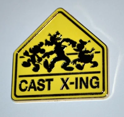 Prendedor de letrero exclusivo de Mickey, Goofy y Donald Cast Crossing de Disney WDW 2005 Foto 1 de 3