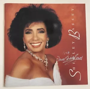 Dame Shirley Bassey *HANDSIGNIERT* Tourprogramm - SIGNIERT - Bild 1 von 1