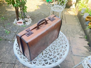 Vintage Leather suitcase, Reinforced Metal Corners Metal handle & Piping to edgs - Picture 1 of 14
