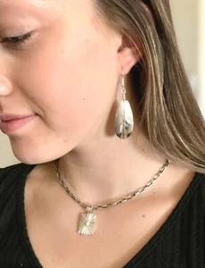 Pendientes de plumas navajo hechos a mano de plata de ley - Imagen 1 de 8