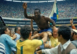 Pele nach Brasilien Sieg Foto Bild Poster Futbol Spieler Sportler feiern - Bild 1 von 1
