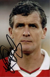 WALES, MAN UNITED & CHELSEA: MARK HUGHES SIGNED 6x4 ACTION PHOTO+COA - Picture 1 of 1