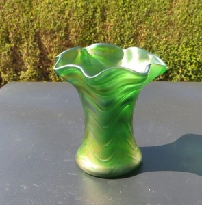 Jarrón de vidrio iridiscente verde bohemio, 11,4 cm de alto, Loetz, Kralik o similar - Imagen 1 de 8