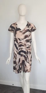 Vestido recto manga corta calce relajado seda estampado abstracto marrón talla XS de Witchery - Imagen 1 de 11