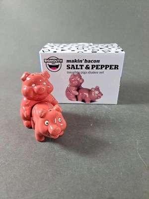 Juego de coctelera de sal y pimienta Makin’ Bacon Naughty Pigs Bigmouth en caja Foto 1 de 4