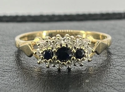 Anillo con racimo de diamantes y zafiros de 0,1 quilates de oro amarillo de 9 quilates, tamaño del Reino Unido O 1/2, 1,6 g Foto 1 de 4