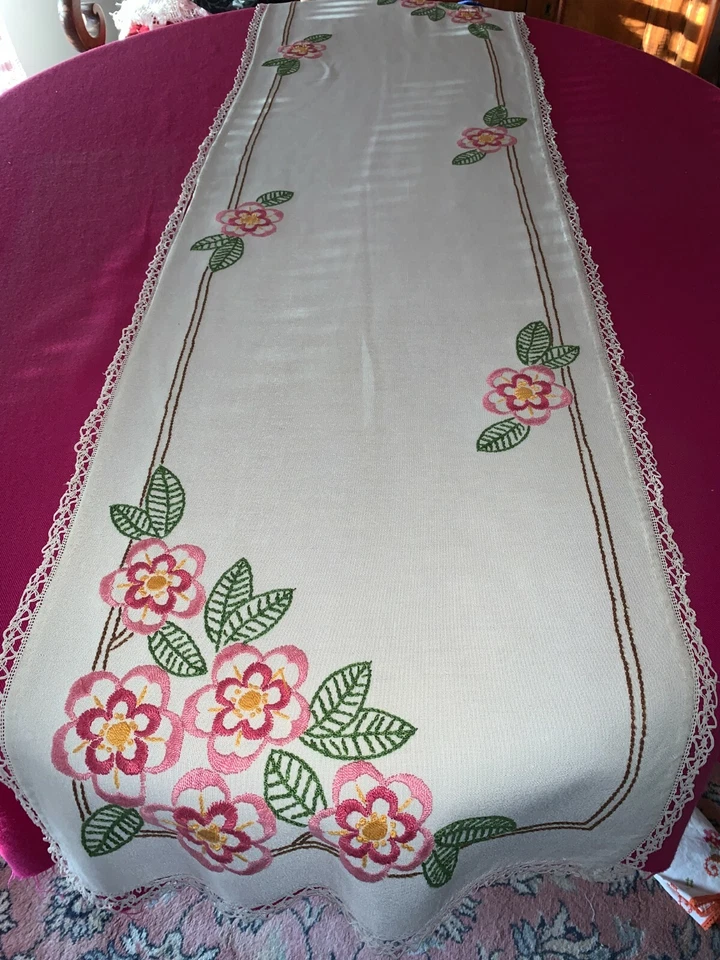 Napperon / chemin de table en coton brodé main longueur 148 cm x 40 cm - Photo 1/4