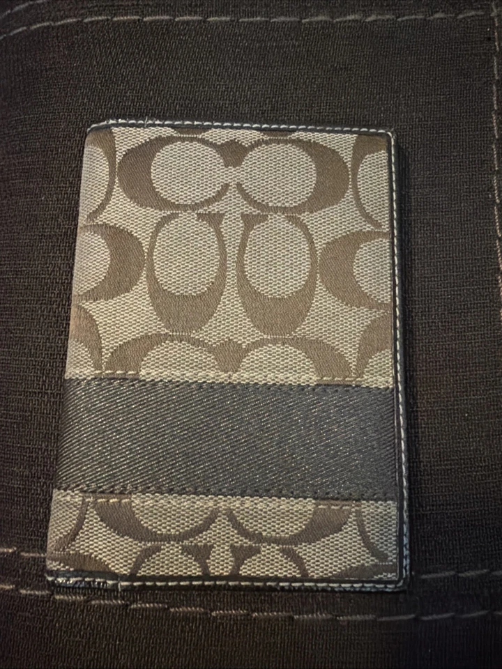 Estuche con soporte de viaje para pasaporte COACH usado en lona exclusiva Foto 1 de 4