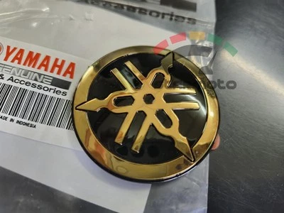 1 peça PARA YAMAHA 50mm 3D LOGOTIPO GARFO DE AJUSTE OURO PRETO DECALQUE EMBLEMA ADESIVO TANQUE - Imagem 1 de 4