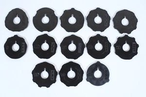 Lotto di 13 dischi moda originali Singer Flat Cams Zig-Zag 306k 319k 320k 316k OEM - Foto 1 di 7
