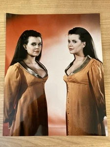 10x8 Foto Madeleine & Mary Collinson - Hammer Horror Glamour - Zwillinge des Bösen - Bild 1 von 1