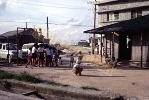 Scivolo 35 mm Kodachrome 1967 vintage Okinawa Machinato scena di strada per bambini X-3052 - Foto 1 di 3