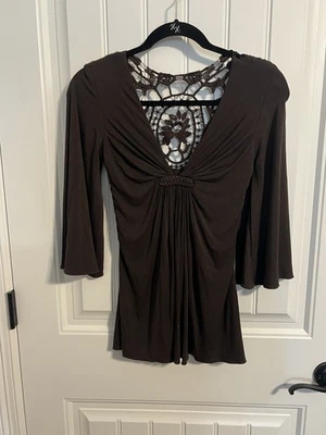 #8417. Blusa Sky para mujer cuello en V marrón oscuro con detalle de encaje y trenza. Talla S Foto 1 de 4