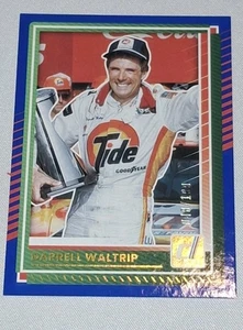 2025 Donruss Racing Darrell Waltrip blu 048/199 - Foto 1 di 2