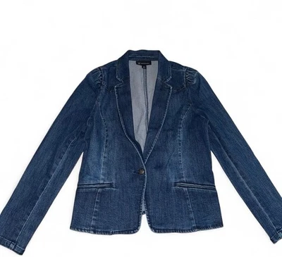 Blazer vaquero INC azul oscuro con mangas hinchadas y cierre de botones. Foto 1 de 4