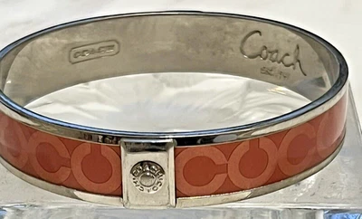 Brazalete Brazalete Apilable Deslizable COACH Signature C Esmalte Placa Plata Logo Foto 1 de 4