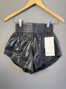 Neu mit Etikett lululemon Hotty heiße hoch geschnittene Shorts 4 Zoll matt glänzend schwarz Größe 2 - Bild 1 von 4