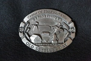 SISKIYOU SCHNALLE ZENTRUM DES GUTEN LEBENS ALTER SIEDLERTAG 1985 SCHMIEDEZENTRUM [246] - Bild 1 von 2