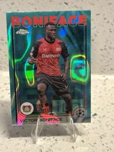 2024-25 Topps Chrome UEFA Victor Boniface Aqua Lava Rifrattore #/199 - Foto 1 di 2