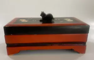 Scatola in legno laccato coperchio / giapponese / antico / statuina gatto sulla parte superiore 6,5"x3,5"x2,5" - Foto 1 di 11
