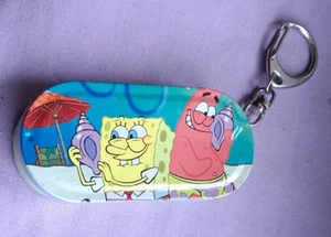 2005 Nickleodeon Sponge Bob Square Pants Metal Tin Key Ring Key Chain #4 - Foto 1 di 5