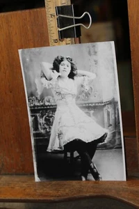 Echtes Foto 4x6 antike Reproduktion hübsche Dame - Bild 1 von 1