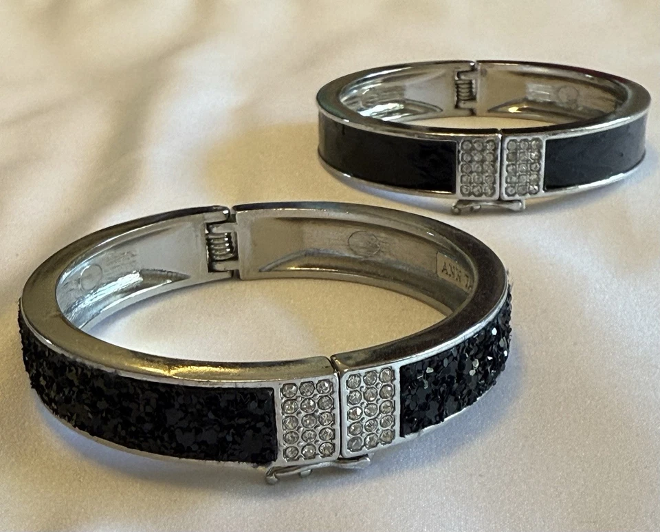 Dos pulseras brazalete Ann Taylor negras y plateadas con detalles de diamantes de imitación Foto 1 de 4