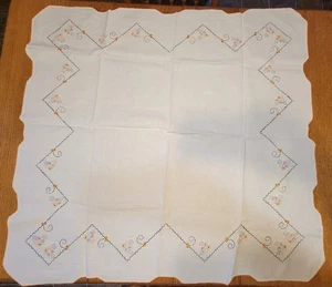Vintage, bestickte Tischdecke. Ca 40 im Quadrat. Einige Flecken. - Bild 1 von 2