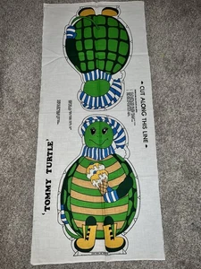 Almohada de panel de tela de corte y costura vintage Tommy Turtle muñeca Springs Mills 1976 - Imagen 1 de 3