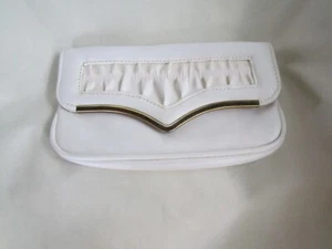 Bolso sin asas vintage de cuero blanco con solapa a presión hecho en Hong Kong - Imagen 1 de 6