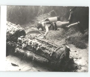 RAF Sub Aqua DIVER avión estrellado 'Spitfire' Malta Island 1973 foto de prensa - Imagen 1 de 2
