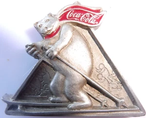 COCA COLA®  MAGNET OURS SUR SKIS 4,5 cm x 3 cm NEUF METAL & EMAIL U.S.A 1998 - Foto 1 di 3