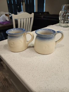 Finlandia Bjarmia Kuusamo Juego Hecho a Mano de 2 Tazas Taza Azul Grabado Ciervo Artico - Imagen 1 de 8