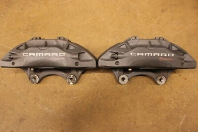 Оригинальный комплект передних тормозных суппортов Brembo для Chevrolet Camaro 2016-2021 годов выпуска - Изображение 1 из 4