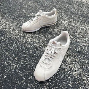 Nike Classic Cortez Prem Fitnessstudio Turnschuhe AR5696 003 Light Bone Damengröße 11,5 - Bild 1 von 24