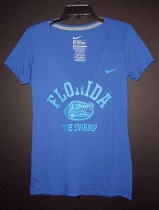 Camisa Nike Florida Gators para mujer mediana The Swamp School tributo cuello en V nueva con etiquetas - Imagen 1 de 3