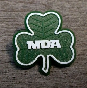 MDA Muskeldystrophie Association Bewusstsein Kleeblatt grün Kunststoff Anstecknadel - Bild 1 von 4