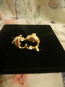 Precioso broche vintage dos delfines tono dorado - Imagen 1 de 5