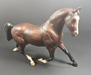 Breyer Dover Trakehner Modell #950 drei weiße Socken Blaze matt 1996-97  - Bild 1 von 9