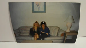 1980S VINTAGE FOUND PHOTOGRAPH COLOR ART PHOTO SEXY GIRLS WOMEN POSING COUCH PIC - Picture 1 of 4