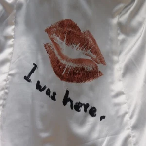 Damen BRAUN DANIER "I WAS HERE" Kuss roter Lippenstift LEDER Motorrad JACKE klein - Bild 1 von 6