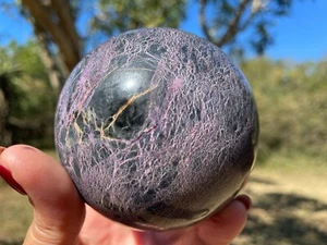 Sfera artigianale Stichtite (Atlantisite) viola lucido 1,46 libbre 3,16" - Foto 1 di 13