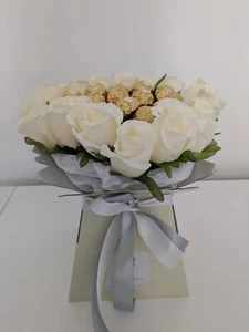 Schokoladenstrauß Herz Creme Ferrero Rocher Seidenblumen - Geschenkkorb - Bild 1 von 4