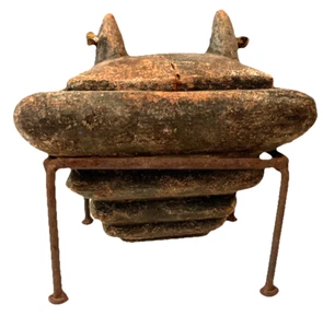 Vaso de arcilla artesanal con tapa de cerámica mexicana de colección sobre pátina con soporte de hierro - Imagen 1 de 14