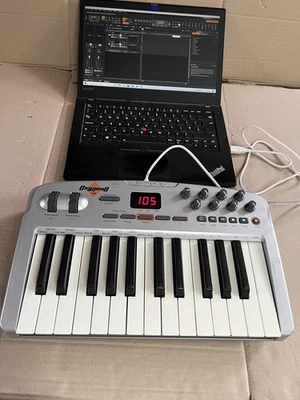 *M-Audio Oxygen8 V2 USB MIDI Keyboard Controller – Tested & Working* - Image 1 of 4